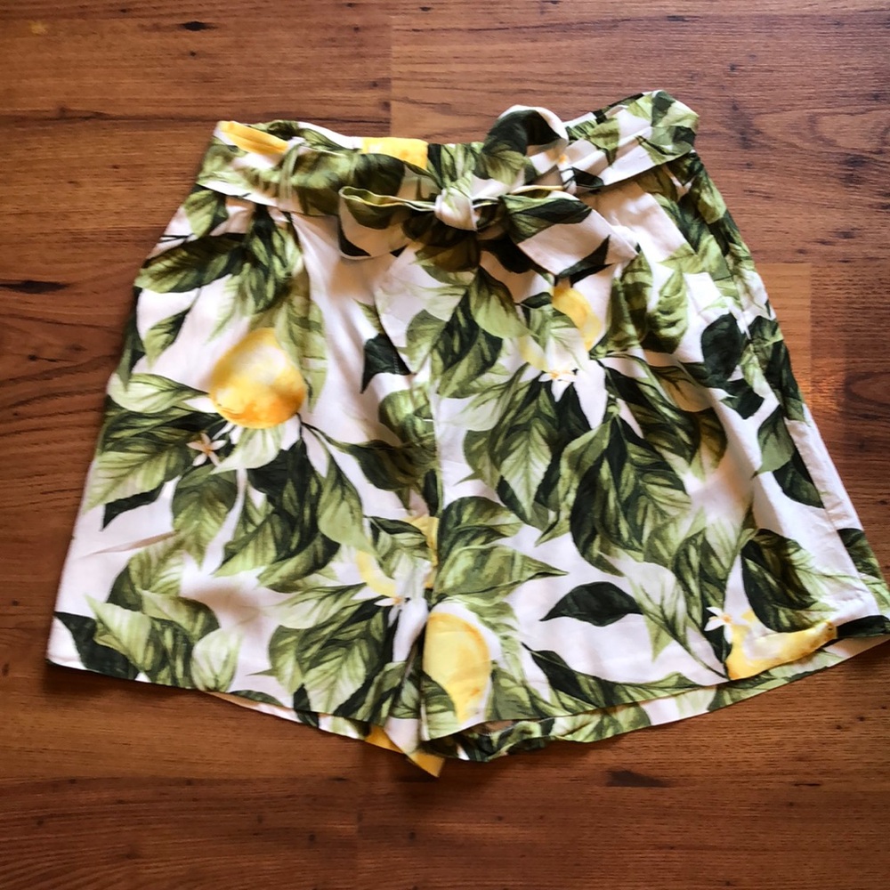 NWOT H&M Tie Front shorts lemon patterned Size 10